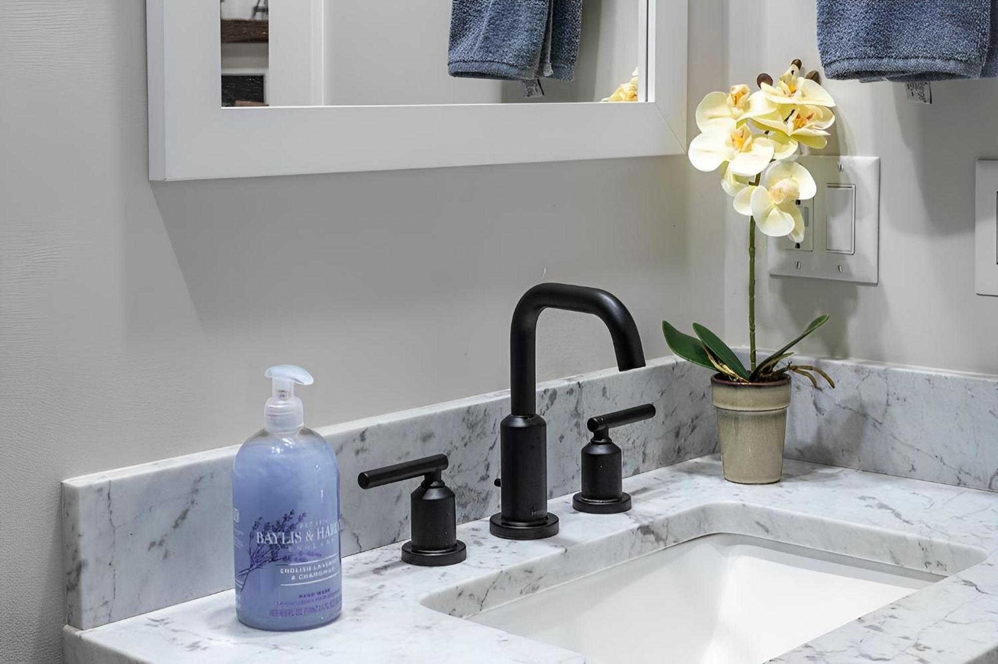 Renovated & Sophisticated Near & Shops!