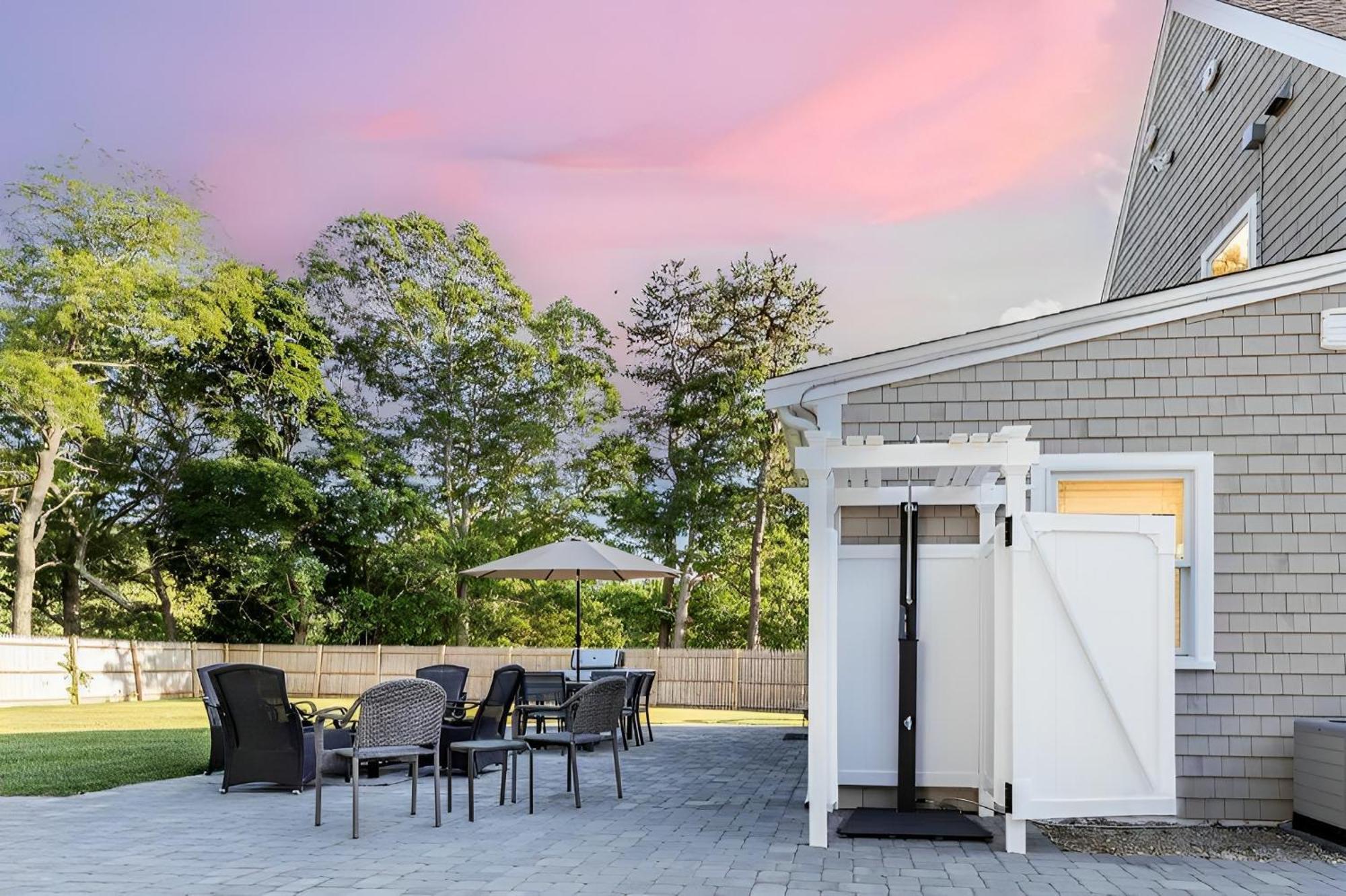 Renovated & Sophisticated Near & Shops! *