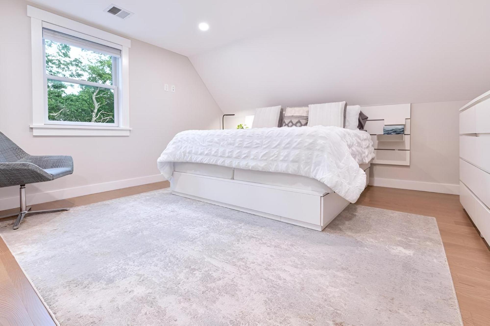 Holiday home Renovated & Sophisticated Near & Shops!