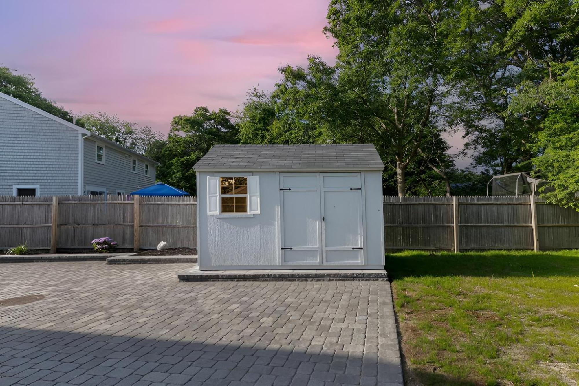 Renovated & Sophisticated Near & Shops! *