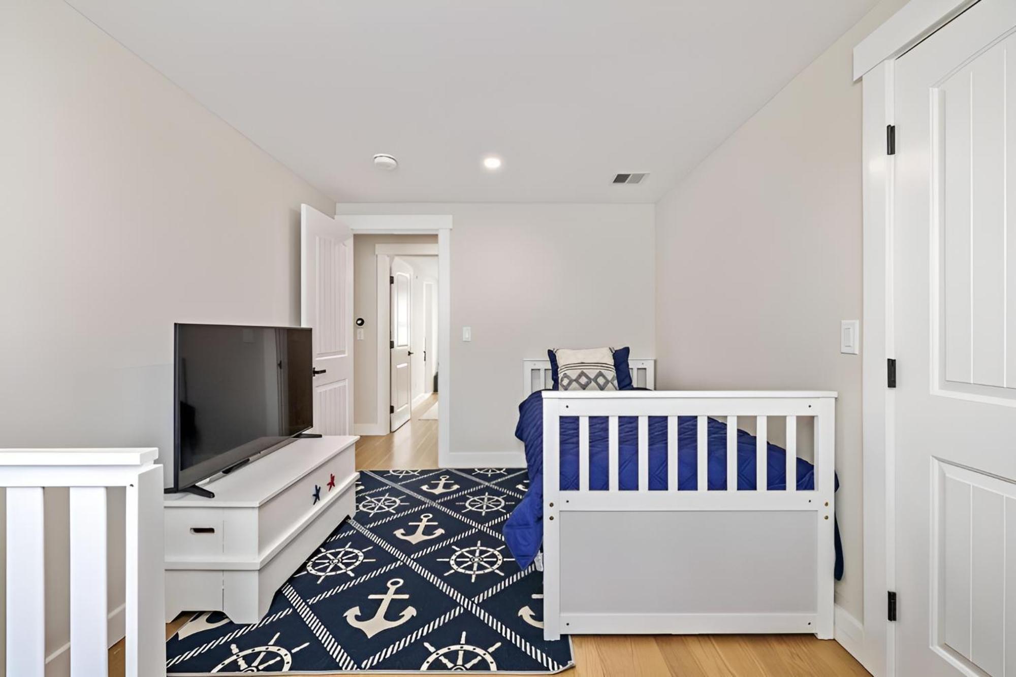 Renovated & Sophisticated Near & Shops!