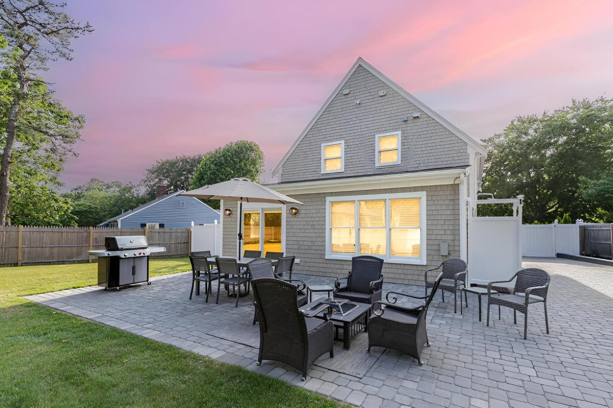 Renovated & Sophisticated Near & Shops! Holiday home
