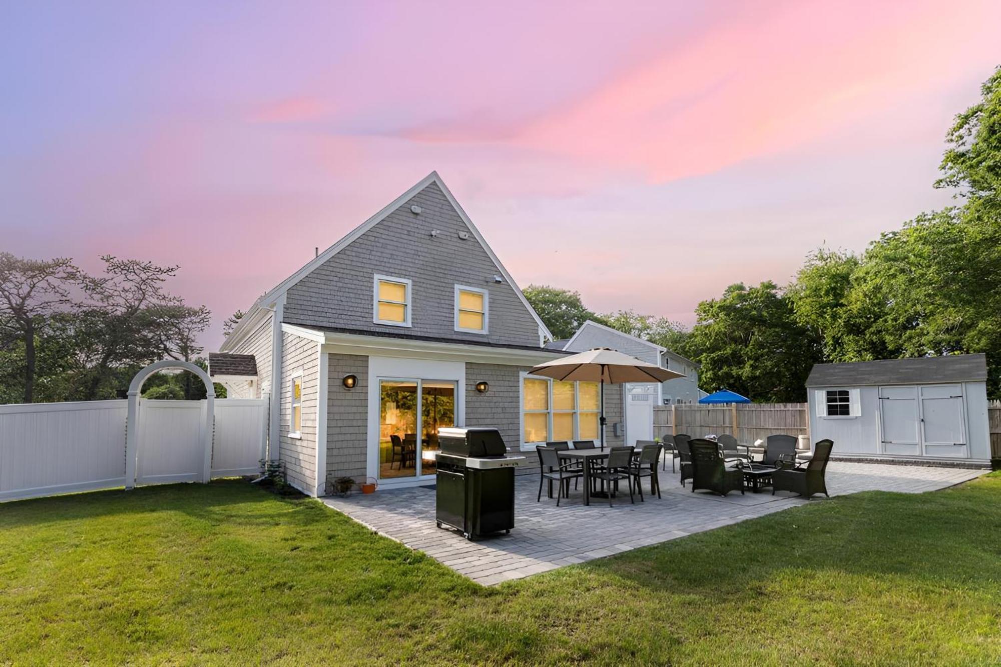 Renovated & Sophisticated Near & Shops! *