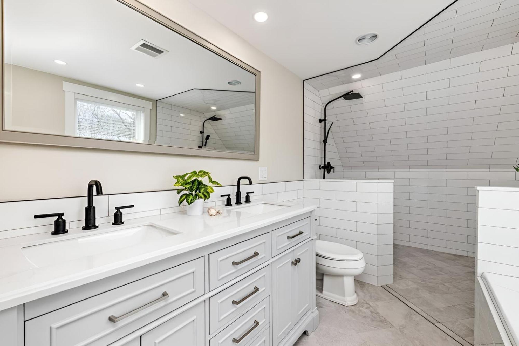 Holiday home Renovated & Sophisticated Near & Shops! Barnstable