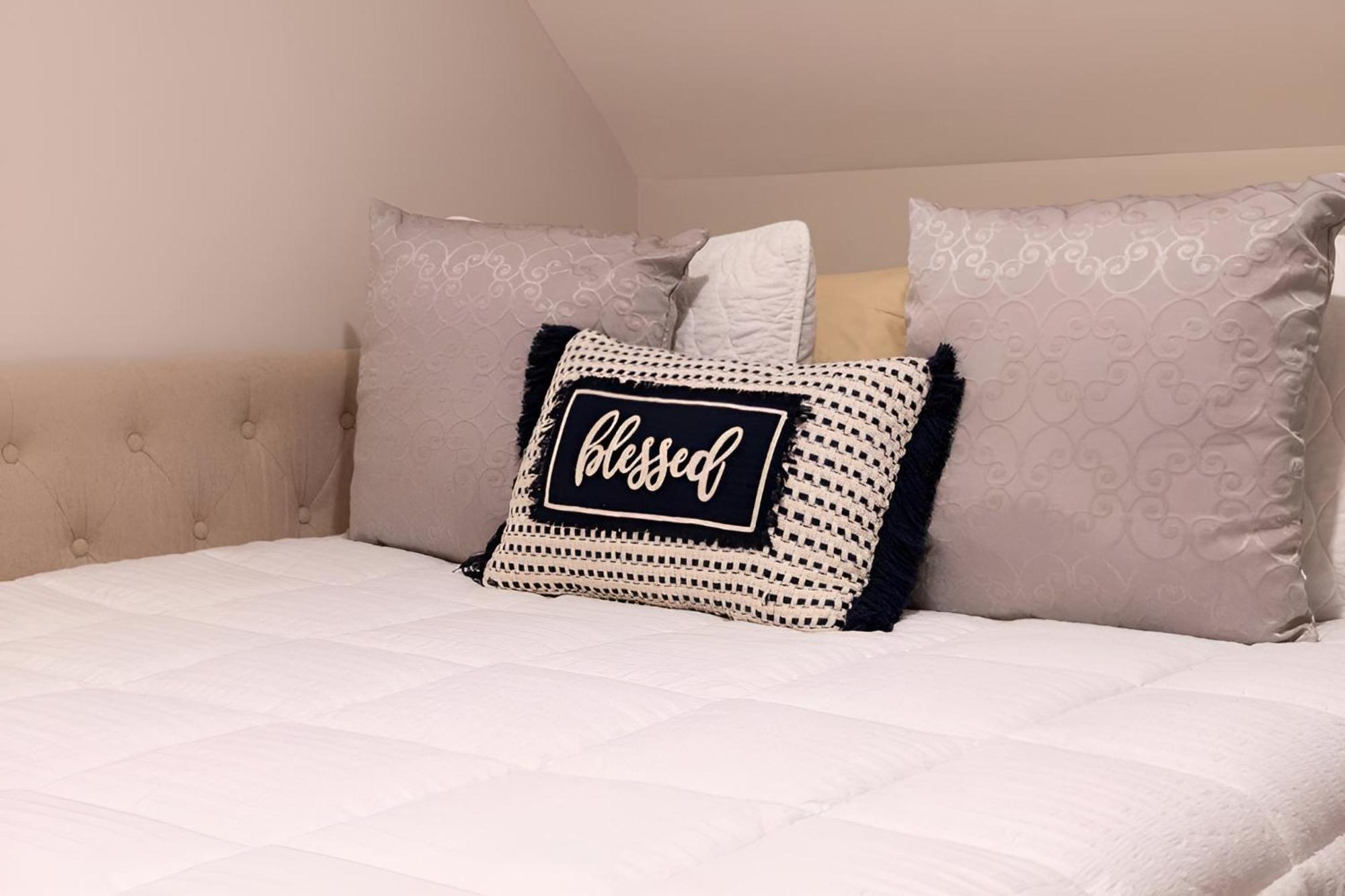 Holiday home Renovated & Sophisticated Near & Shops!