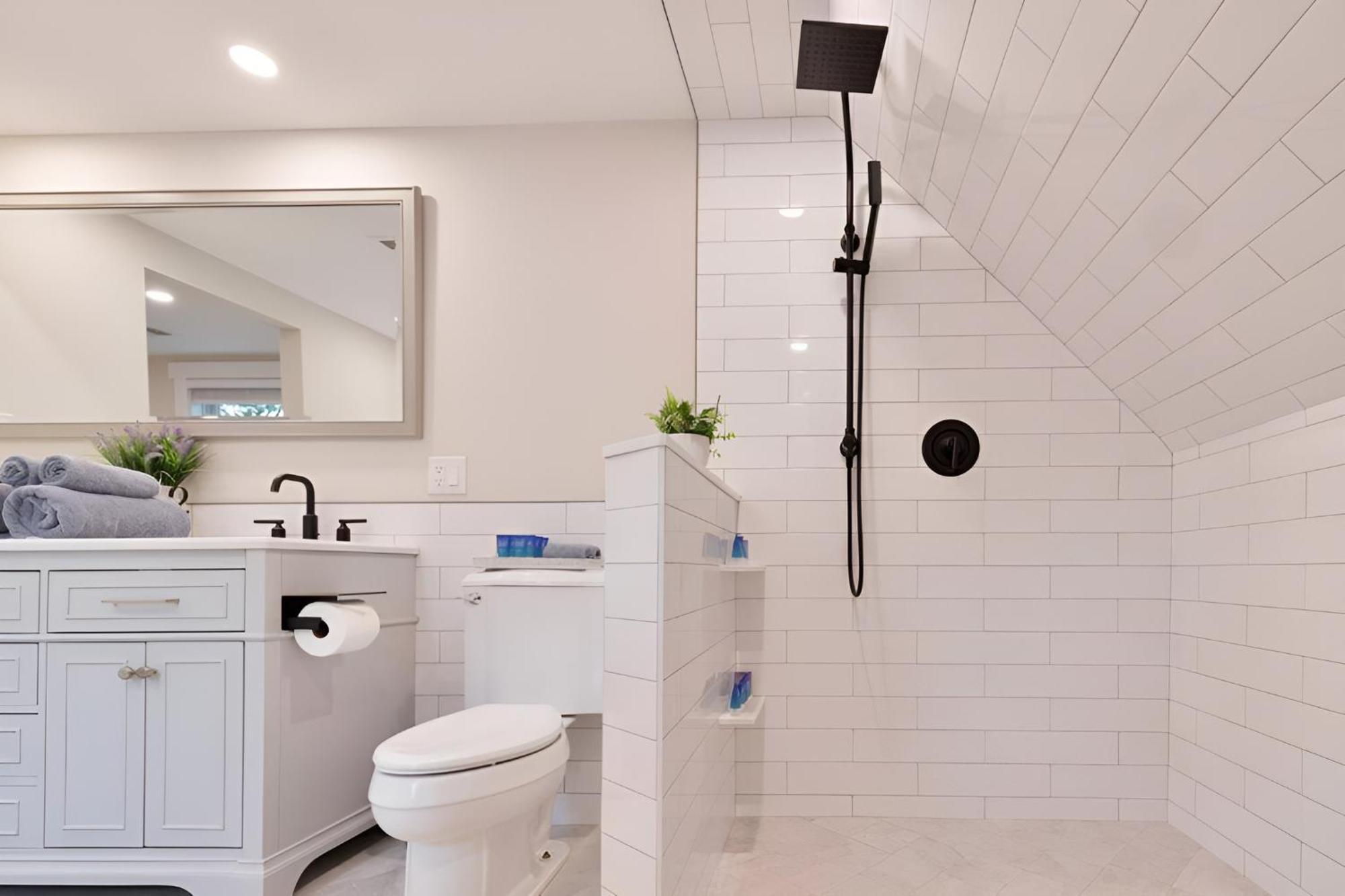 Renovated & Sophisticated Near & Shops! *