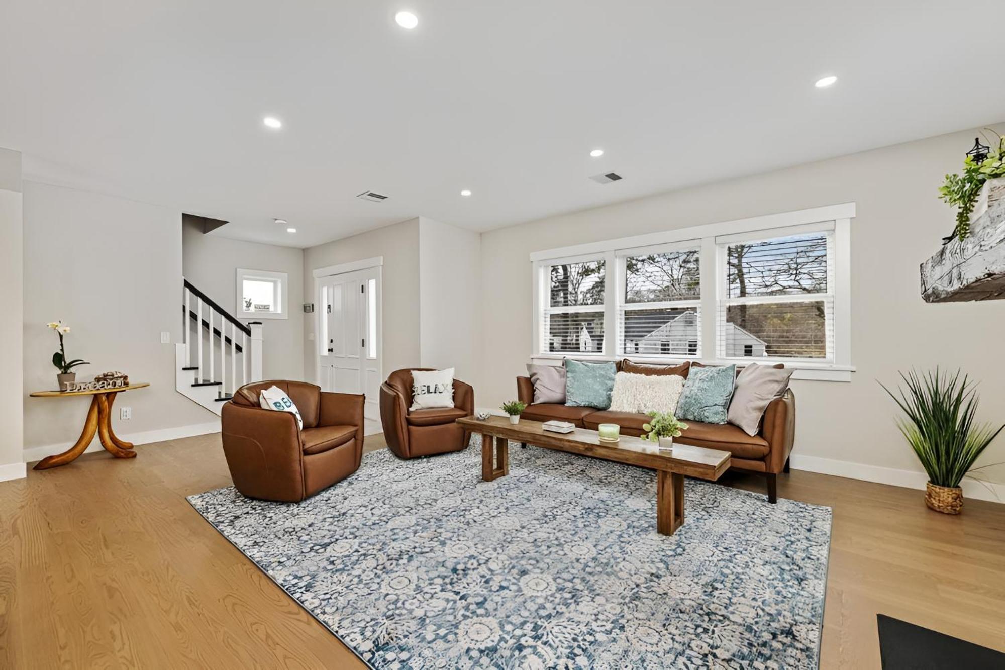 Renovated & Sophisticated Near & Shops!