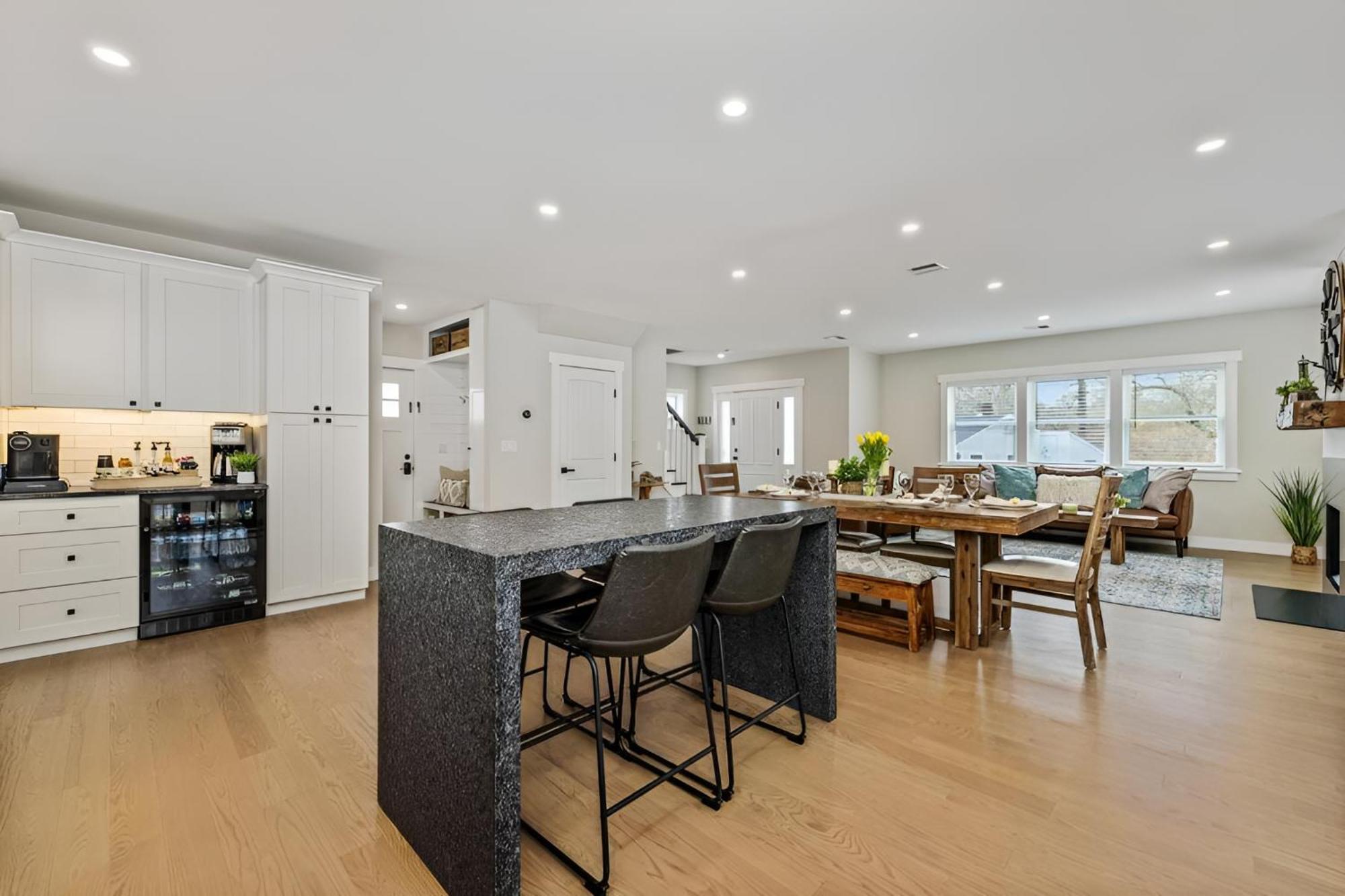 Renovated & Sophisticated Near & Shops! Holiday home