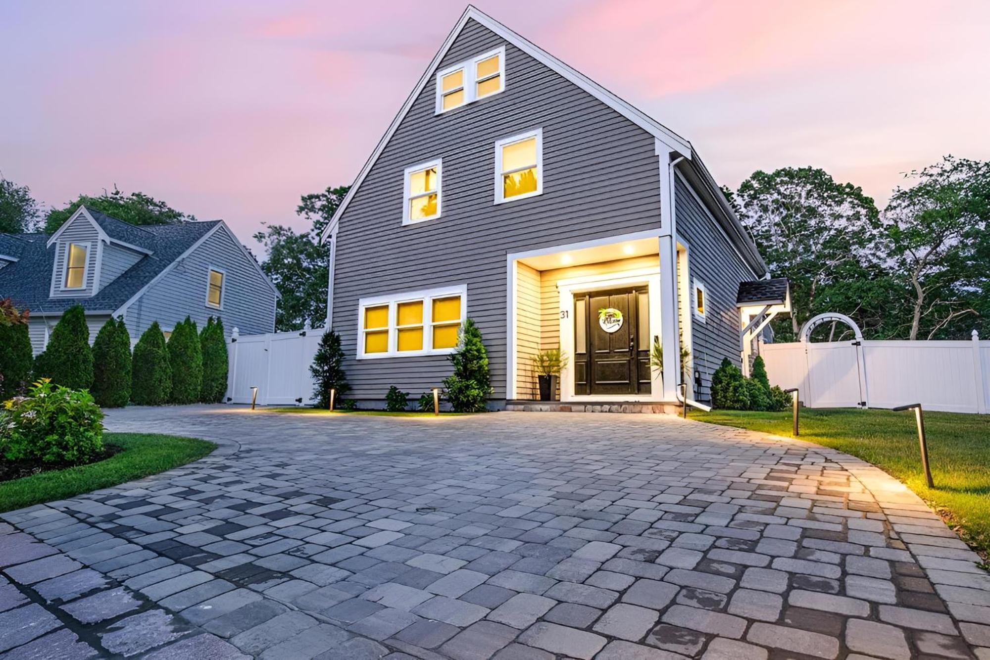Holiday home Renovated & Sophisticated Near & Shops! *