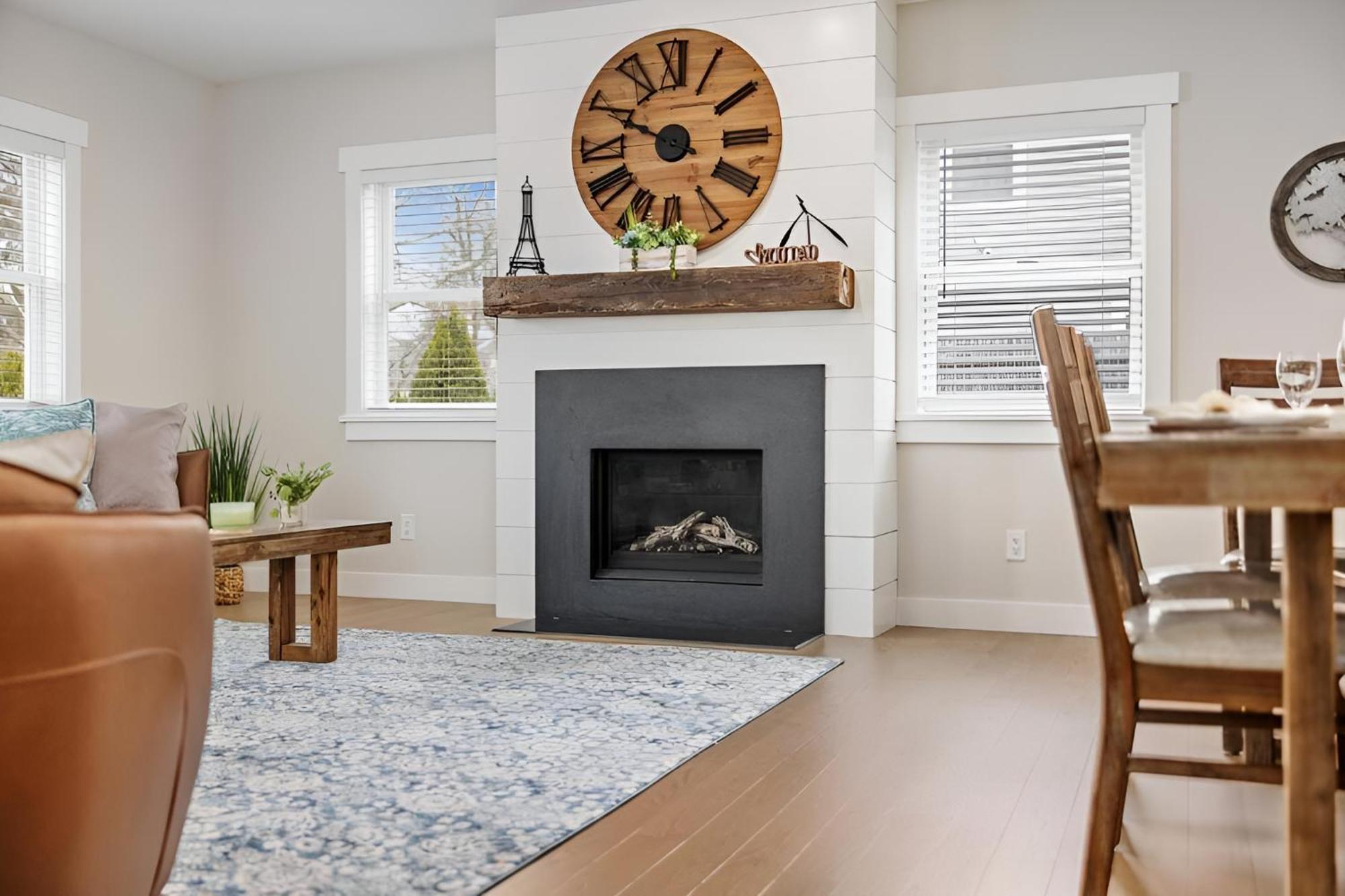 Renovated & Sophisticated Near & Shops! Holiday home
