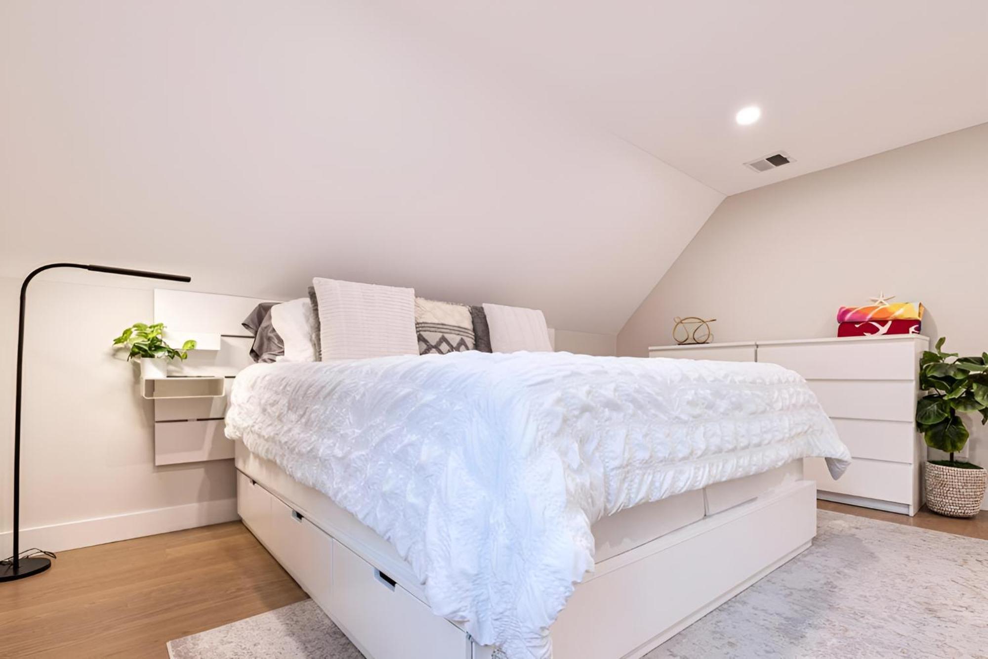 Renovated & Sophisticated Near & Shops!