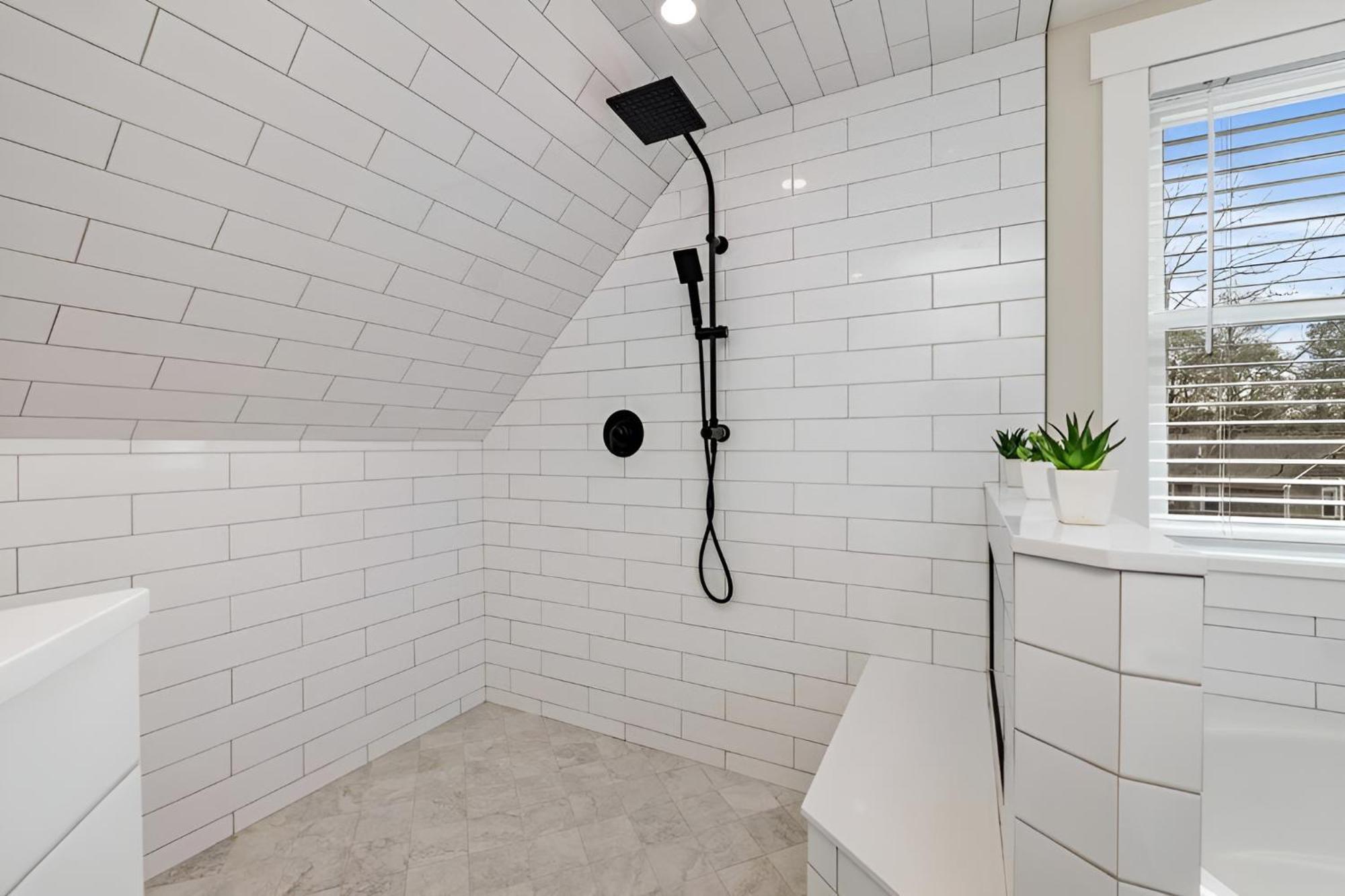 Holiday home Renovated & Sophisticated Near & Shops!