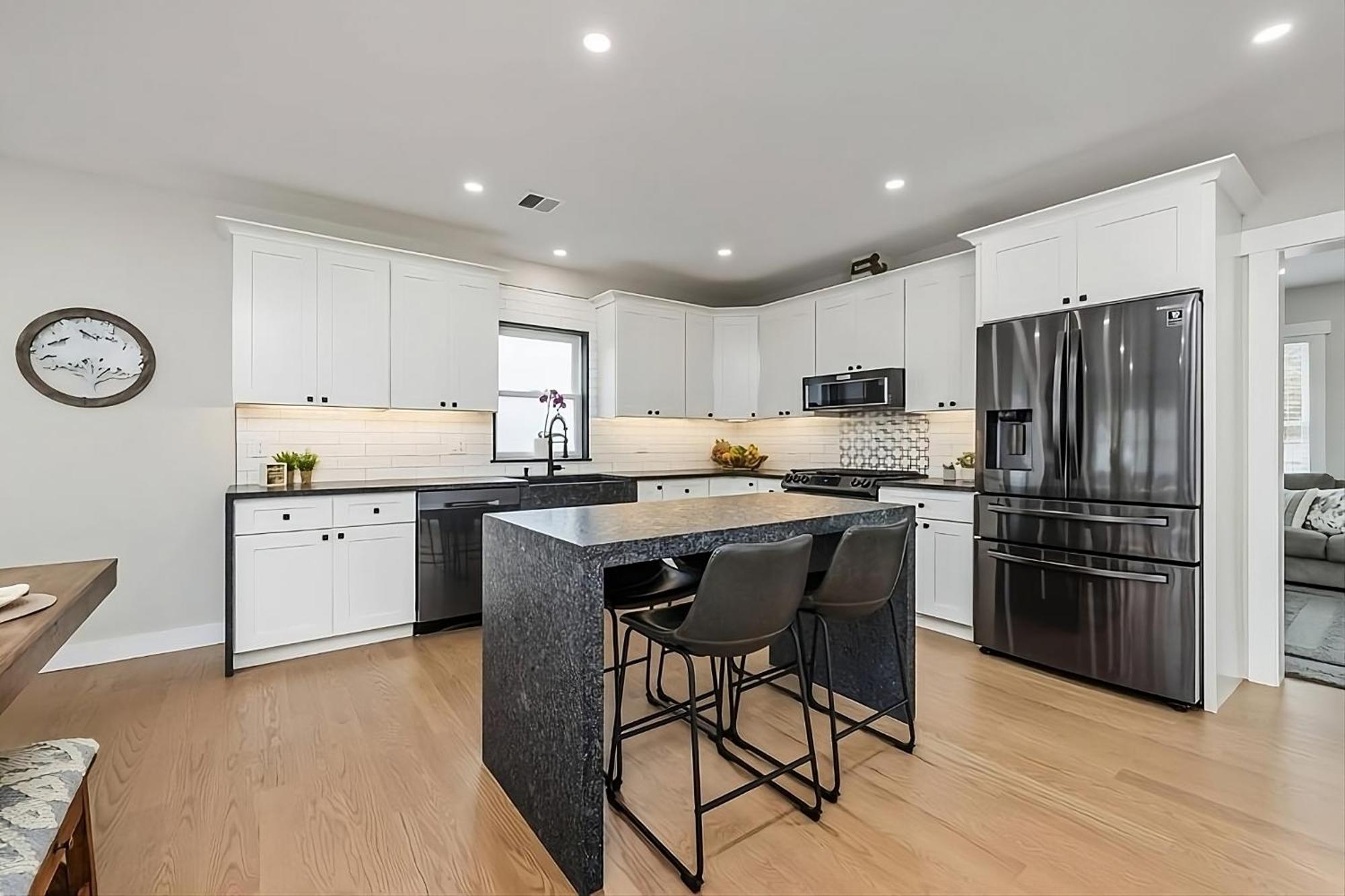 Holiday home Renovated & Sophisticated Near & Shops! Barnstable