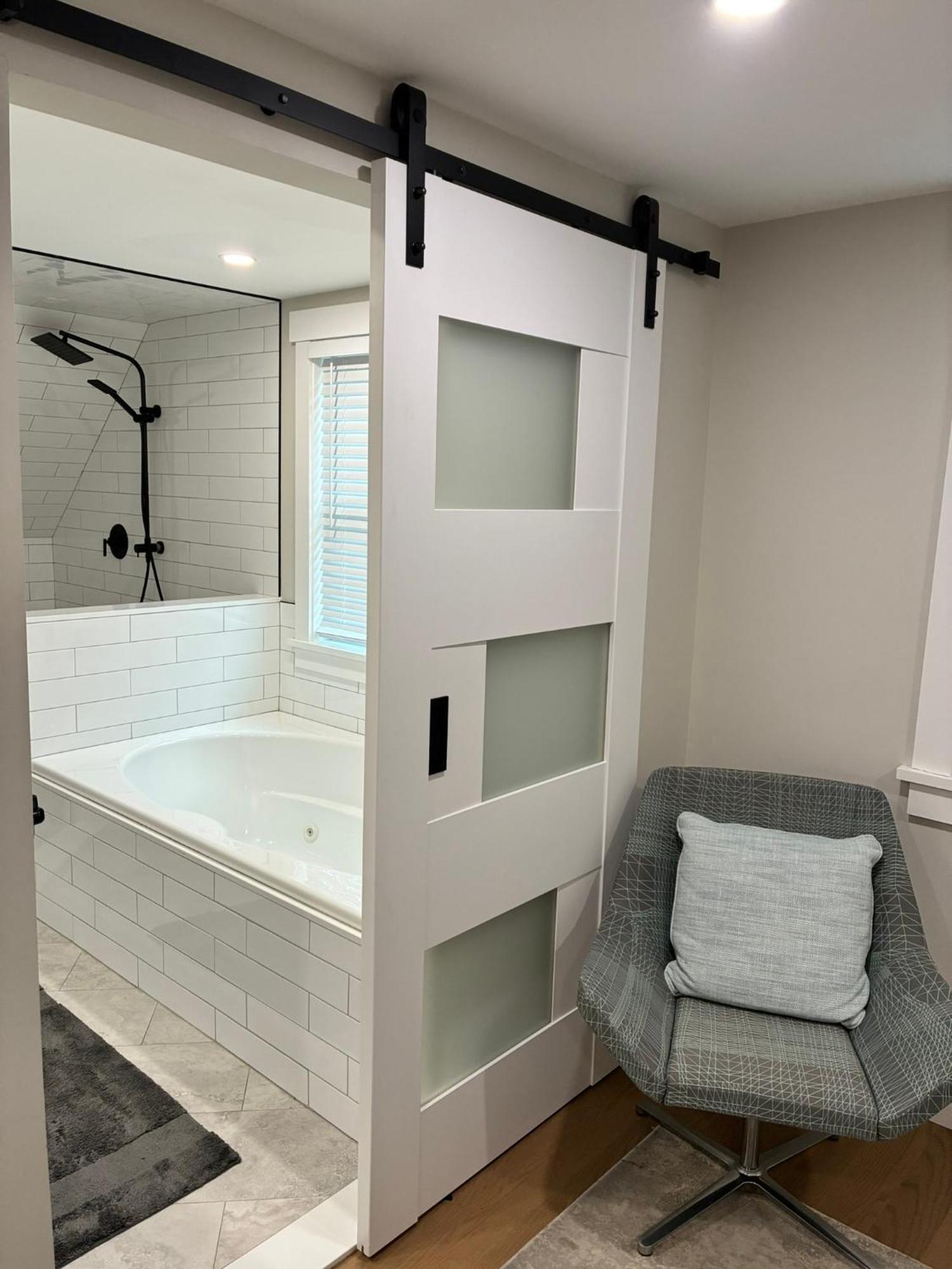 Renovated & Sophisticated Near & Shops!