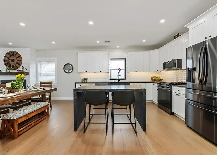 Renovated & Sophisticated Home Near Beach & Shops!
