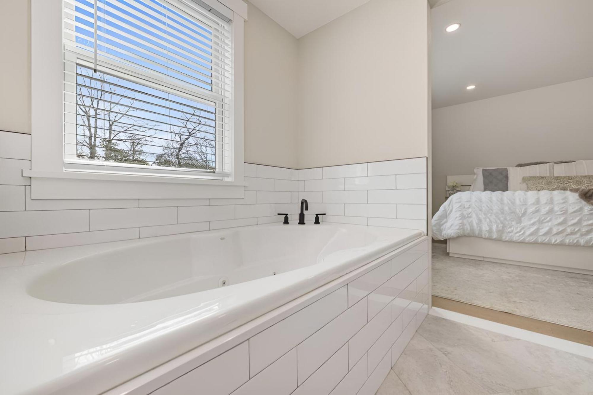 Renovated & Sophisticated Near & Shops!