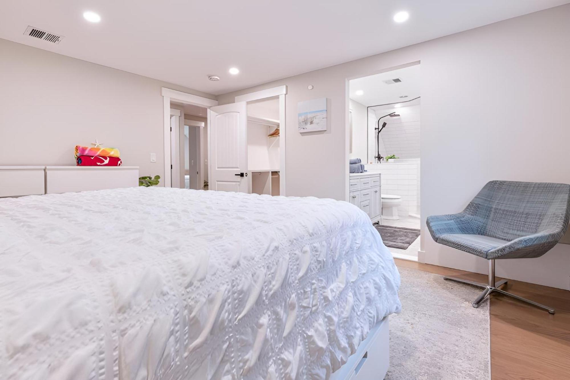 Renovated & Sophisticated Near & Shops!