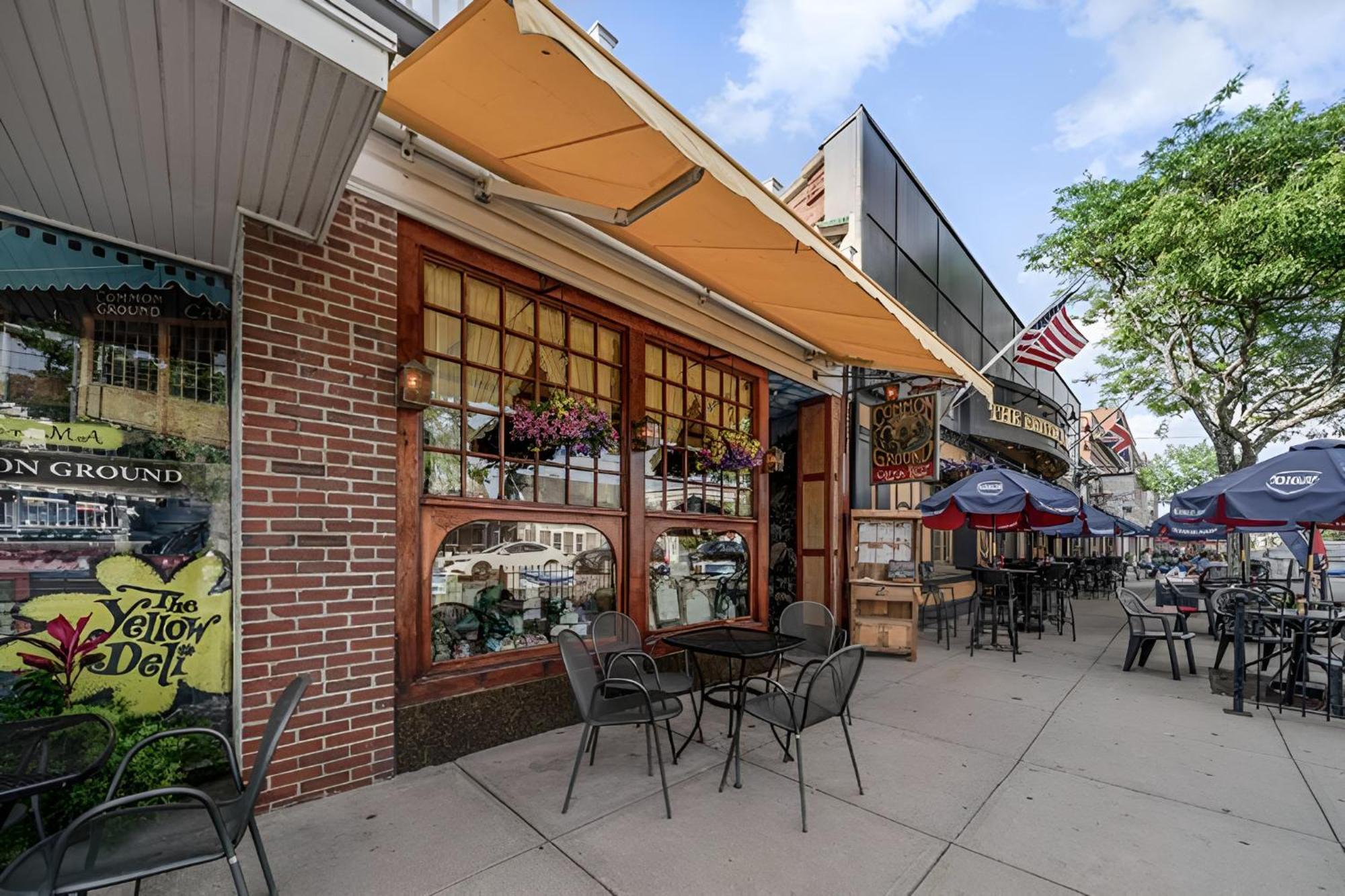 Renovated & Sophisticated Near & Shops!