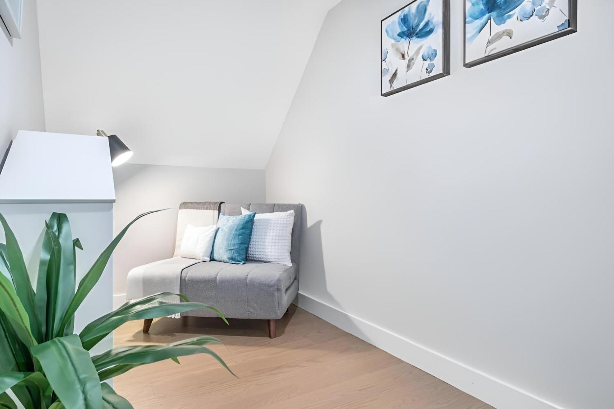 Renovated & Sophisticated Near & Shops!