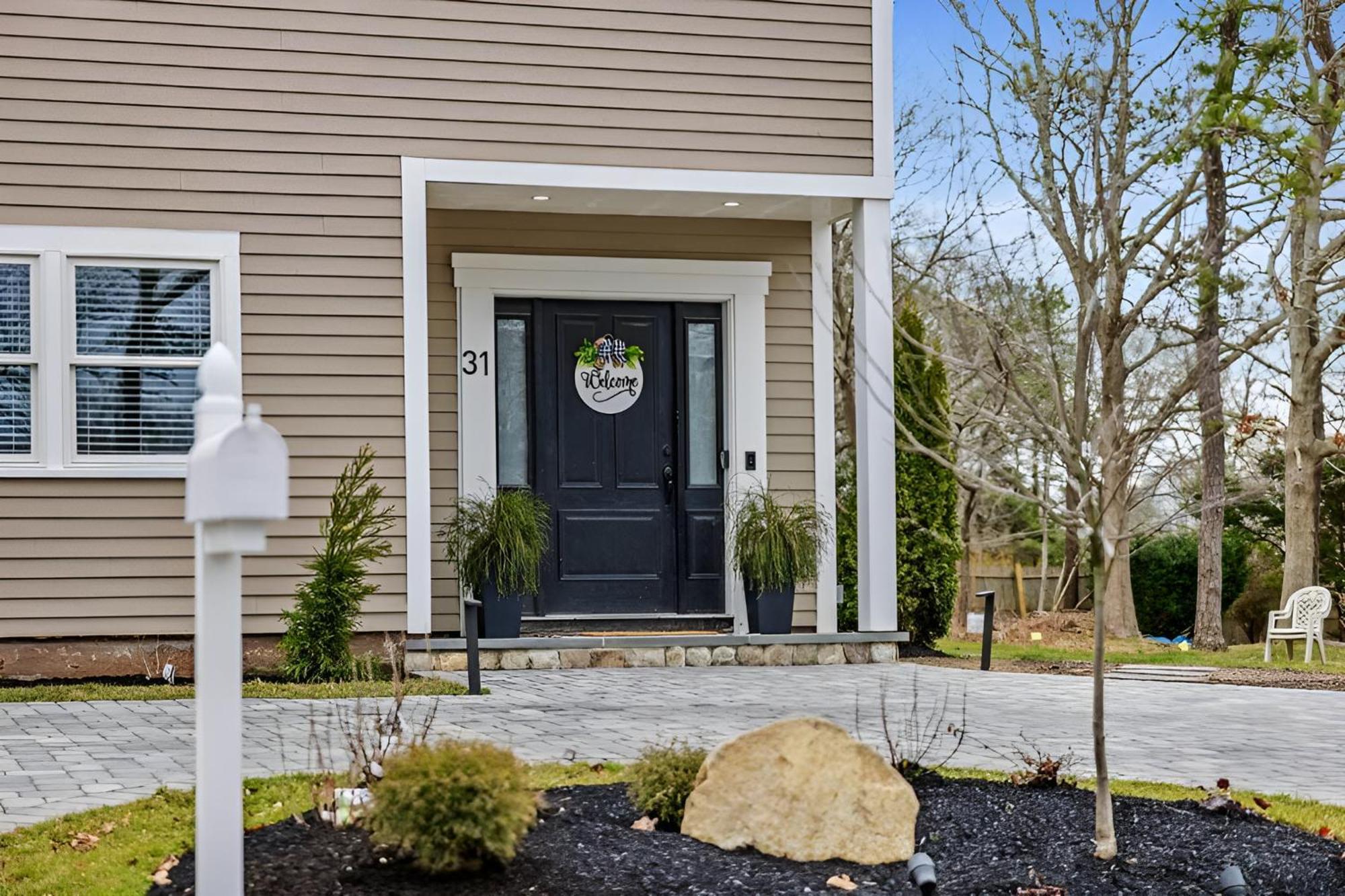Renovated & Sophisticated Near & Shops!
